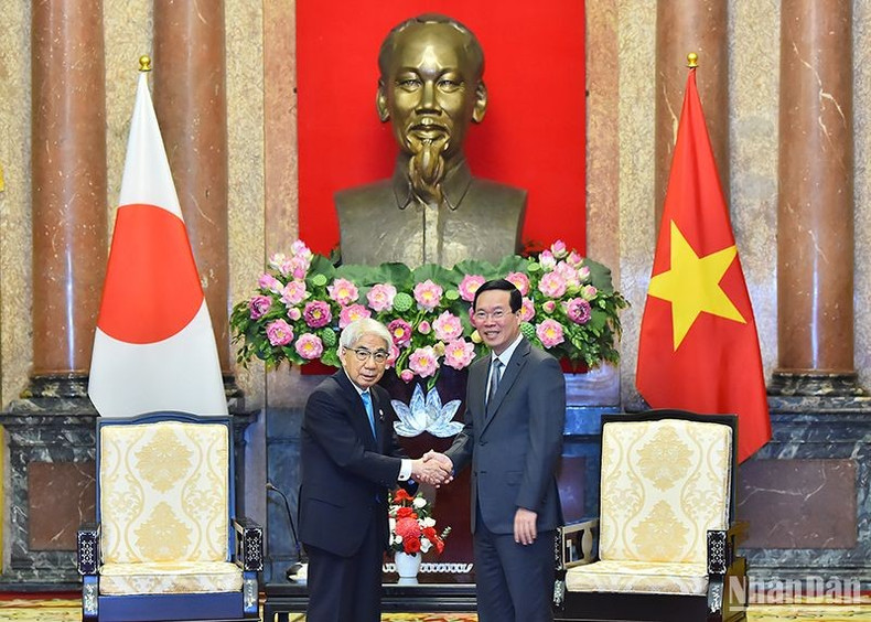 El presidente de Vietnam, Vo Van Thuong, recibe al titular de la Cámara de Consejeros de Japón, Otsuji Hidehisa. El presidente de Vietnam, Vo Van Thuong, recibe al titular de la Cámara de Consejeros de Japón, Otsuji Hidehisa.