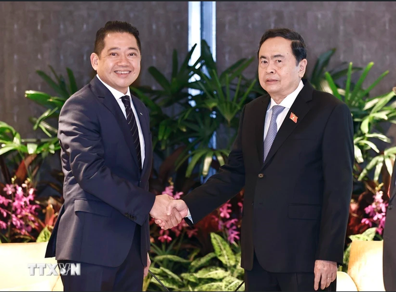 El presidente de la Asamblea Nacional de Vietnam, Tran Thanh Man, se reúne con Kevin Chng, director financiero de la corporación Keppel. El presidente de la Asamblea Nacional de Vietnam, Tran Thanh Man, se reúne con Kevin Chng, director financiero de la corporación Keppel.