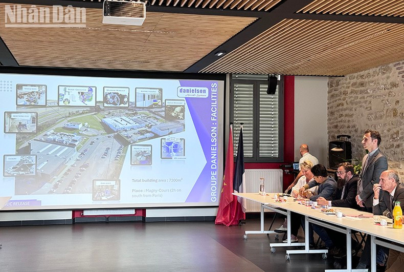 Empresarios franceses en reunión con la delegación de Thai Binh. (Fotografía: Nhan Dan) Empresarios franceses en reunión con la delegación de Thai Binh. (Fotografía: Nhan Dan)