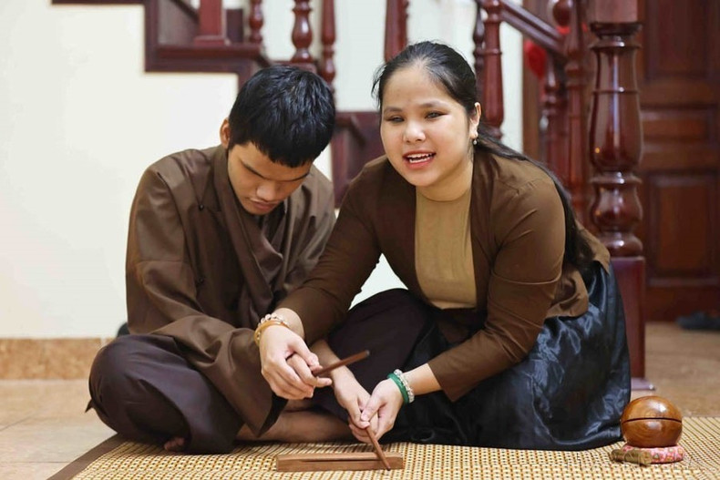 Nguyen Thao Xuan, nacida ciega, enseñó el arte del canto Xam con el objetivo de preservar la cultura y la identidad de la nación. La muchacha fue uno de los 38 jóvenes con discapacidad honrados en el programa “Brilla la voluntad vietnamita” de 2024, organizado por la Federación de la Juventud del país. Nguyen Thao Xuan, nacida ciega, enseñó el arte del canto Xam con el objetivo de preservar la cultura y la identidad de la nación. La muchacha fue uno de los 38 jóvenes con discapacidad honrados en el programa “Brilla la voluntad vietnamita” de 2024, organizado por la Federación de la Juventud del país.