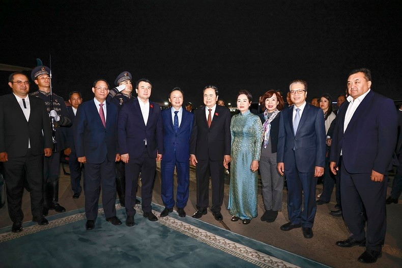 El presidente de la Asamblea Nacional de Vietnam, Tran Thanh Man, y su esposa posan juntos al vicepremier uzbeko Khodjaye Jamshid Abdukhakimovich y los delegados.