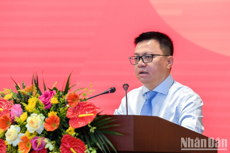 Le Quoc Minh, miembro del Comité Central del Partido Comunista de Vietnam, subjefe de su Comisión de Comunicación y Educación, presidente-editor de Nhan Dan y titular de la Asociación Nacional de Periodistas, interviene en la ceremonia.
