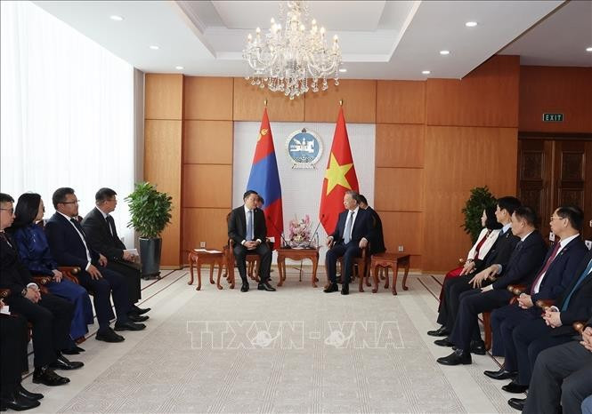 Panorama del encuentro entre To Lam y el dirigente parlamentario mongol. Panorama del encuentro entre To Lam y el dirigente parlamentario mongol.