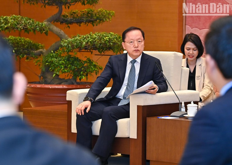 El ejecutivo de Samsung Electronics interviene en la cita. El ejecutivo de Samsung Electronics interviene en la cita.