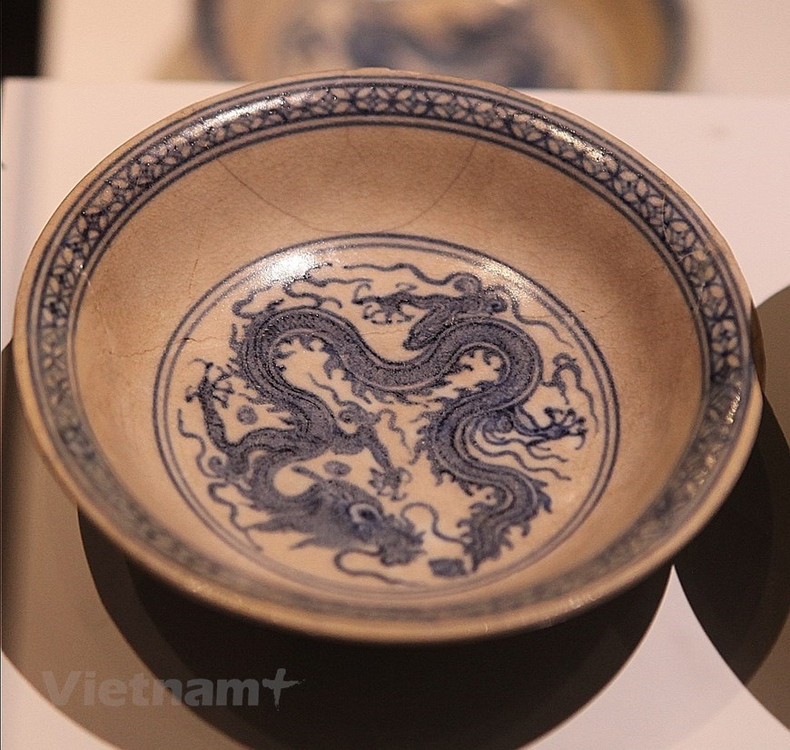 La imagen de un poderoso dragón -el poder divino, el símbolo del emperador- simboliza la posición única del rey y muestra el poder supremo del rey.