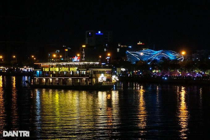 Turistas en Da Nang eligen alquilar yates para disfrutar de los paisajes nocturnos del río Han y disfrutar de los espectáculos de pirotecnia. Turistas en Da Nang eligen alquilar yates para disfrutar de los paisajes nocturnos del río Han y disfrutar de los espectáculos de pirotecnia.
