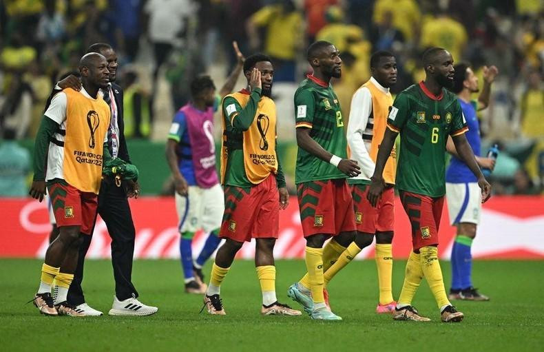 Jugadores de Camerún lamentan su eliminación. (Fotografía: Reuters) Jugadores de Camerún lamentan su eliminación. (Fotografía: Reuters)