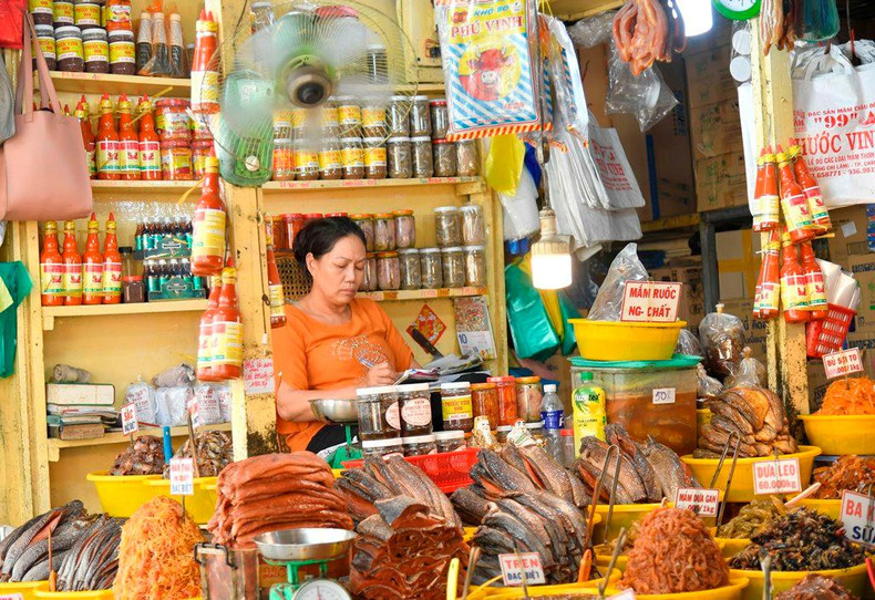 Las palanganas llenas de piezas de marisco fermentadas y apiladas ordenadamente fascinan a los transeúntes.