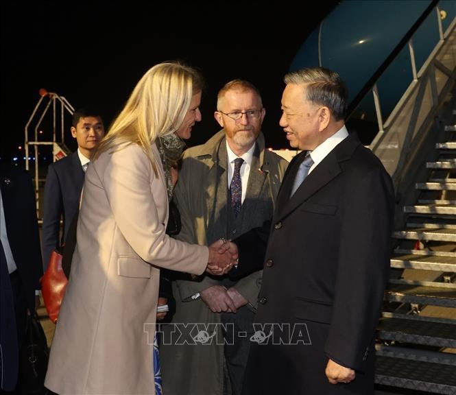 Entre funcionarios anfitriones que acuden al aeropuerto de Dublín para dar la bienvenida al máximo dirigente de Vietnam, se encuentra la ministra de Estado en el Departamento de Agricultura, Alimentación y Marina, Pippa Hackett. (Fotografía: VNA) Entre funcionarios anfitriones que acuden al aeropuerto de Dublín para dar la bienvenida al máximo dirigente de Vietnam, se encuentra la ministra de Estado en el Departamento de Agricultura, Alimentación y Marina, Pippa Hackett. (Fotografía: VNA)