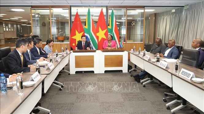 La delegación del Partido Comunista de Vietnam sostiene un encuentro con la presidenta de la Asamblea Nacional de Sudáfrica, Thokozile Didiza. (Fotografía: VNA) La delegación del Partido Comunista de Vietnam sostiene un encuentro con la presidenta de la Asamblea Nacional de Sudáfrica, Thokozile Didiza. (Fotografía: VNA)