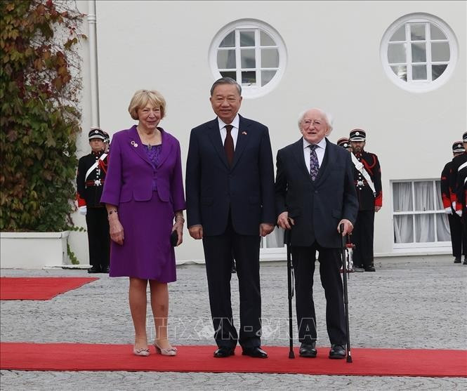 El presidente de Irlanda, Michael D. Higgins, y su esposa, presiden la ceremonia de bienvenida al secretario general del Partido Comunista y presidente de Vietnam, To Lam. (Fotografía: VNA) El presidente de Irlanda, Michael D. Higgins, y su esposa, presiden la ceremonia de bienvenida al secretario general del Partido Comunista y presidente de Vietnam, To Lam. (Fotografía: VNA)