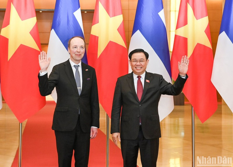 El jefe del Legislativo vietnamita recibe al presidente del Parlamento finlandés, Jussi Halla-aho.
