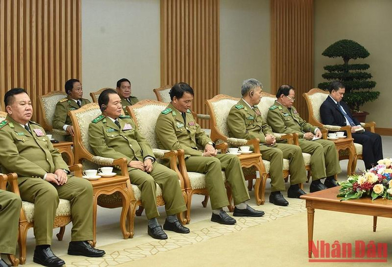 Representantes del Ministerio de Seguridad Pública de Laos. Representantes del Ministerio de Seguridad Pública de Laos.