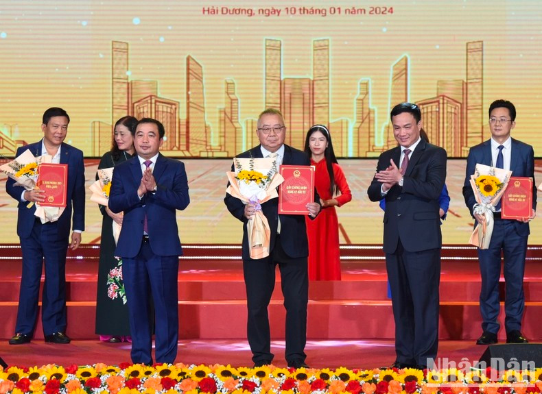 Duc Thang y The Hung otorgan a los inversores en la provincia decisiones, certificados y memorandos de entendimiento sobre sus negocios. Duc Thang y The Hung otorgan a los inversores en la provincia decisiones, certificados y memorandos de entendimiento sobre sus negocios.