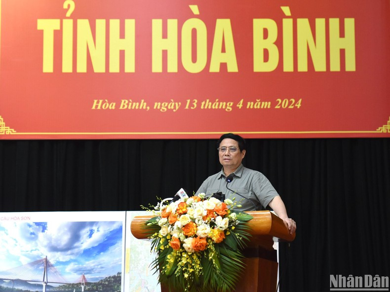 El jefe de Gobierno ofrece sus opiniones. El jefe de Gobierno ofrece sus opiniones.