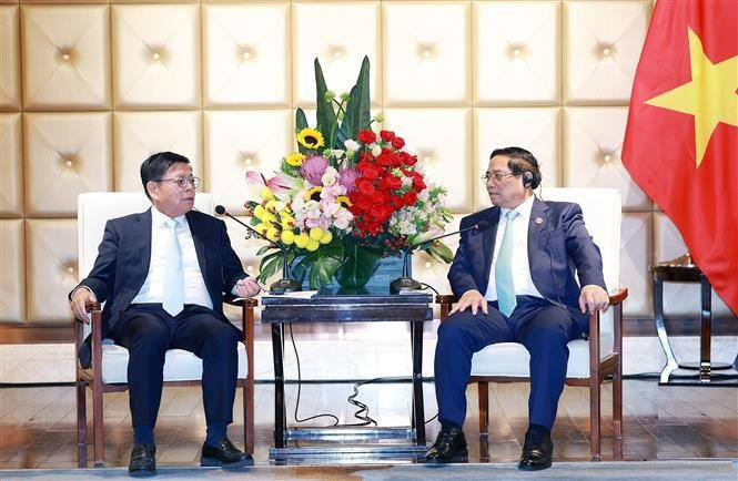 El primer ministro Pham Minh Chinh recibe al presidente de la junta administrativa y director general de la Corporación china de Señales y Comunicaciones Ferroviarias (CRSC), Lou Qiliang. (Fotografía: VNA)