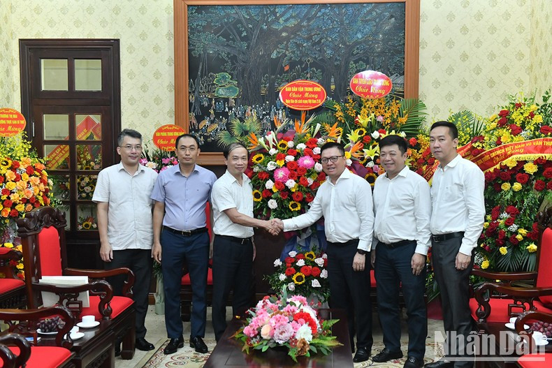 En el encuentro con el compañero Pham Tat Thang. En el encuentro con el compañero Pham Tat Thang.