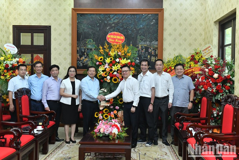 En la reunión con el compañero Lai Xuan Mon. En la reunión con el compañero Lai Xuan Mon.