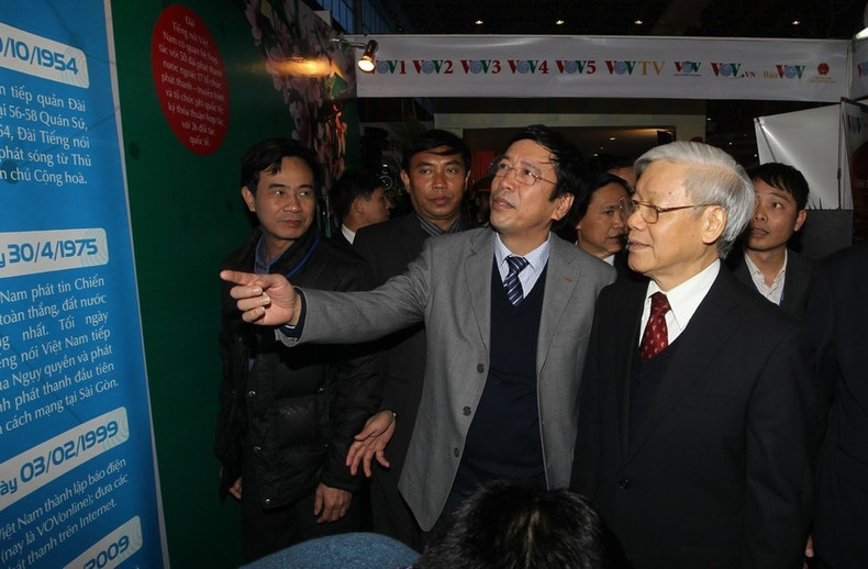 El secretario general del PCV, Nguyen Phu Trong, visita el stand de publicaciones de la Voz de Vietnam en la Conferencia de Prensa Nacional de Primavera de 2015.