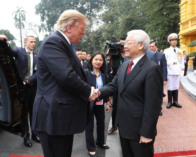El secretario general del Partido Comunista de Vietnam y presidente del país, Nguyen Phu Trong, recibió a presidente estadounidense, Donald Trump, con motivo a su visita a Vietnam para la segunda Cumbre Estados Unidos-Corea del Sur, el 27 de julio de 2019. (Fotografía: VNA) El secretario general del Partido Comunista de Vietnam y presidente del país, Nguyen Phu Trong, recibió a presidente estadounidense, Donald Trump, con motivo a su visita a Vietnam para la segunda Cumbre Estados Unidos-Corea del Sur, el 27 de julio de 2019. (Fotografía: VNA)