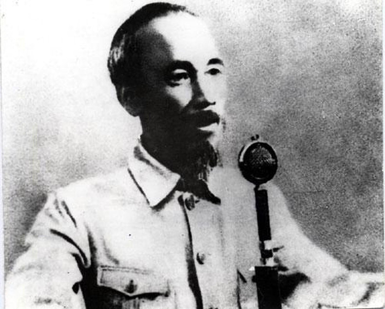 El Presidente Ho Chi Minh lee la Declaración de Independencia. (Fotografía: VNA) El Presidente Ho Chi Minh lee la Declaración de Independencia. (Fotografía: VNA)