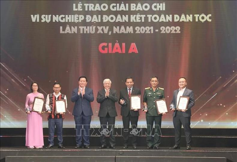 Un grupo de autores de la publicación digital del periódico Nhan Dan figura entre los cinco ganadores del premio A. (Fotografía: VNA)