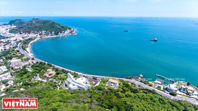 Ba Ria-Vung Tau, con muchas playas con extensa arena y agua cristalina, es un destino apacible, ideal para la relajación de los turistas. Ba Ria-Vung Tau, con muchas playas con extensa arena y agua cristalina, es un destino apacible, ideal para la relajación de los turistas.