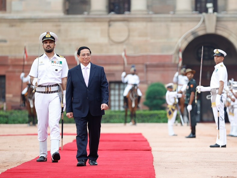 El premier vietnamita pasa revista a la guardia de honor. El premier vietnamita pasa revista a la guardia de honor.