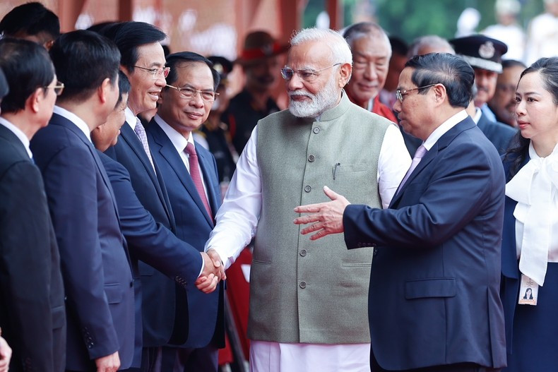El jefe de Gobierno vietnamita presenta a miembros de su delegación al premier Narendra Modi. El jefe de Gobierno vietnamita presenta a miembros de su delegación al premier Narendra Modi.