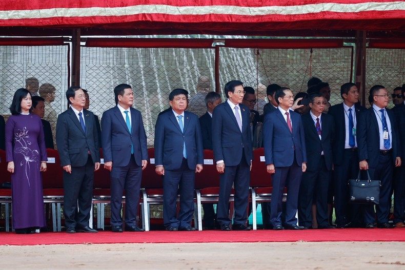 Jefes de ministerios y sectores vietnamitas en el acto. Jefes de ministerios y sectores vietnamitas en el acto.