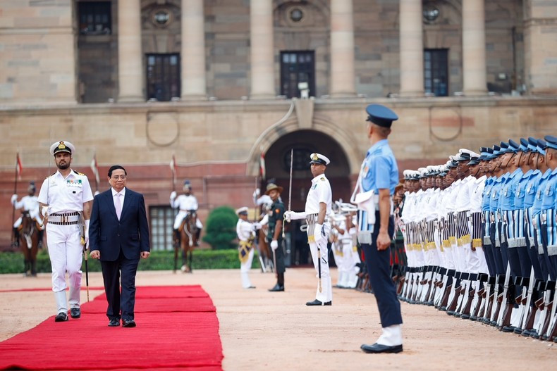 El premier vietnamita inspecciona la guardia de honor. El premier vietnamita inspecciona la guardia de honor.