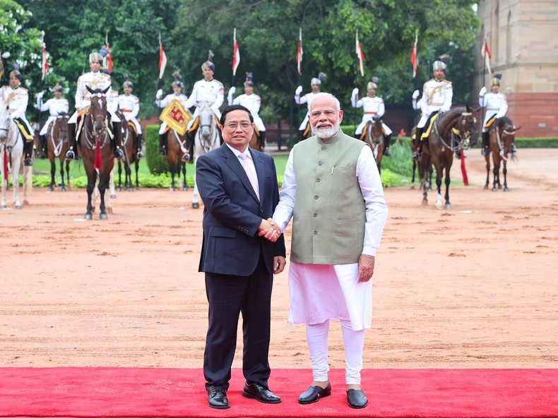 La ceremonia se lleva a cabo en el palacio presidencial en la capital india. La ceremonia se lleva a cabo en el palacio presidencial en la capital india.