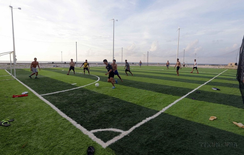 Los soldados de la isla de Truong Sa mantienen regularmente actividades deportivas, hacen ejercicio y mejoran su vida espiritual. Los soldados de la isla de Truong Sa mantienen regularmente actividades deportivas, hacen ejercicio y mejoran su vida espiritual.