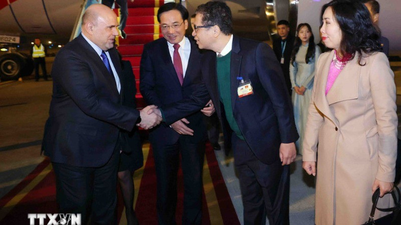 El embajador de Vietnam en Rusia, Dang Minh Khoi, recibe al primer ministro Mikhail Vladimirovich Mishustin en el aeropuerto internacional de Noi Bai, en Hanói. El embajador de Vietnam en Rusia, Dang Minh Khoi, recibe al primer ministro Mikhail Vladimirovich Mishustin en el aeropuerto internacional de Noi Bai, en Hanói.
