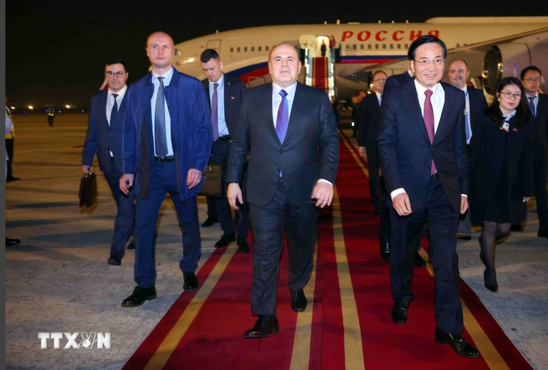 El premier ruso llega al aeropuerto internacional de Noi Bai. El premier ruso llega al aeropuerto internacional de Noi Bai.