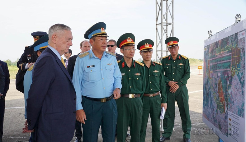 El secretario de Defensa de Estados Unidos, James Mattis, visita un sitio de tratamiento de contaminación ambiental por la dioxina en el aeropuerto de Bien Hoa, en la provincia sureña de Dong Nai, donde el Comité Directivo Nacional para resolver las consecuencias de bombas y productos químicos tóxicos después de la guerra y la Agencia de Estados Unidos para el Desarrollo Internacional (Usaid) implementaron el proyecto, en 2018. El secretario de Defensa de Estados Unidos, James Mattis, visita un sitio de tratamiento de contaminación ambiental por la dioxina en el aeropuerto de Bien Hoa, en la provincia sureña de Dong Nai, donde el Comité Directivo Nacional para resolver las consecuencias de bombas y productos químicos tóxicos después de la guerra y la Agencia de Estados Unidos para el Desarrollo Internacional (Usaid) implementaron el proyecto, en 2018.