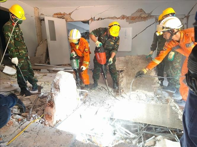 El equipo de ingenieros del Ejército Popular de Vietnam y las fuerzas de rescate de Myanmar y los Emiratos Árabes Unidos cincelan hormigón para llegar al lugar de las víctimas sepultadas por los escombros. (Fotografía: VNA) El equipo de ingenieros del Ejército Popular de Vietnam y las fuerzas de rescate de Myanmar y los Emiratos Árabes Unidos cincelan hormigón para llegar al lugar de las víctimas sepultadas por los escombros. (Fotografía: VNA)