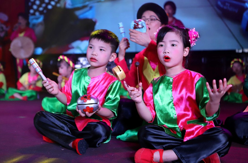 Niños de Thai Binh interpretan el "Cheo". Niños de Thai Binh interpretan el "Cheo".