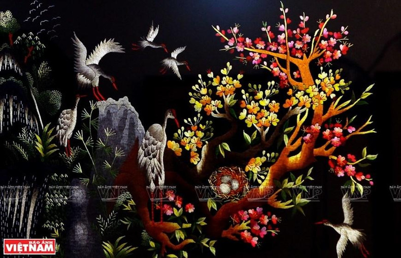 Pintura de bordado de artista de la aldea de Quat Dong.