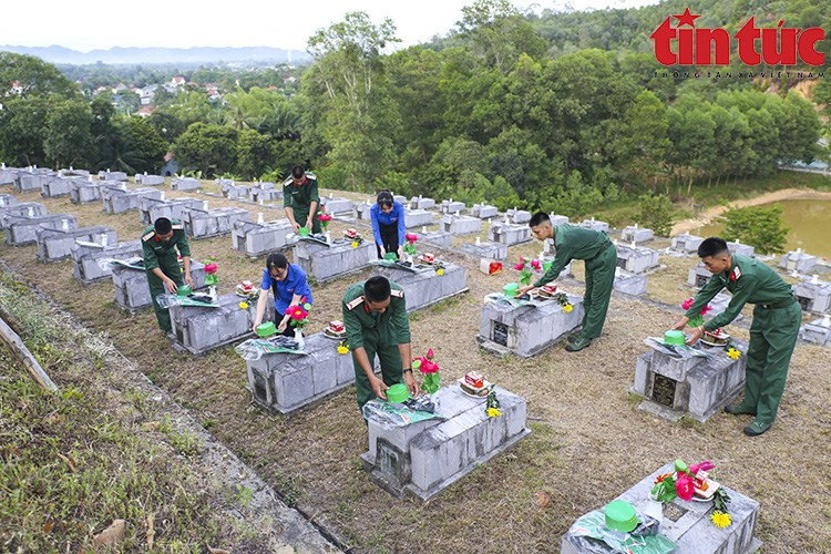 Jóvenes del distrito de Huong Son, provincia de Ha Tinh, encienden velas para rendir homenaje a los héroes y mártires. Jóvenes del distrito de Huong Son, provincia de Ha Tinh, encienden velas para rendir homenaje a los héroes y mártires.
