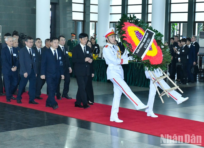 La delegación de la Oficina del Comité Central del PCV, encabezada por Nguyen Duy Ngoc, miembro del Comité Central del PVC y jefe de la Oficina.