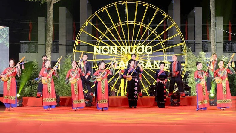 Una actuación artística en saludo a 2024 en Cao Bang. (Fotografía: Nhan Dan) Una actuación artística en saludo a 2024 en Cao Bang. (Fotografía: Nhan Dan)