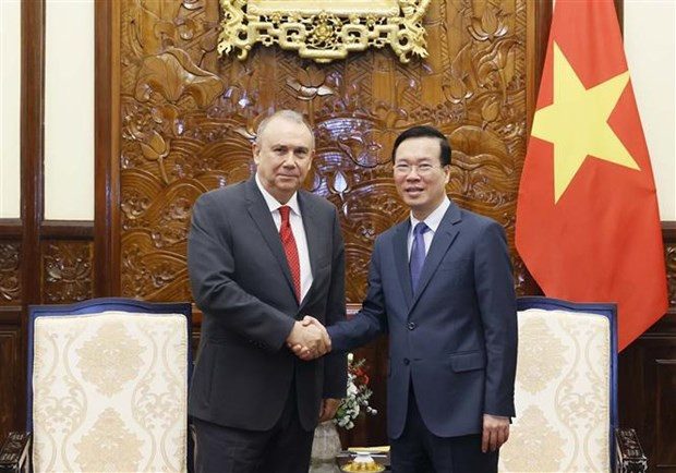 El presidente de Vietnam, Vo Van Thuong, recibe al embajador peruano, Augusto Morelli. (Fotografía: VNA)