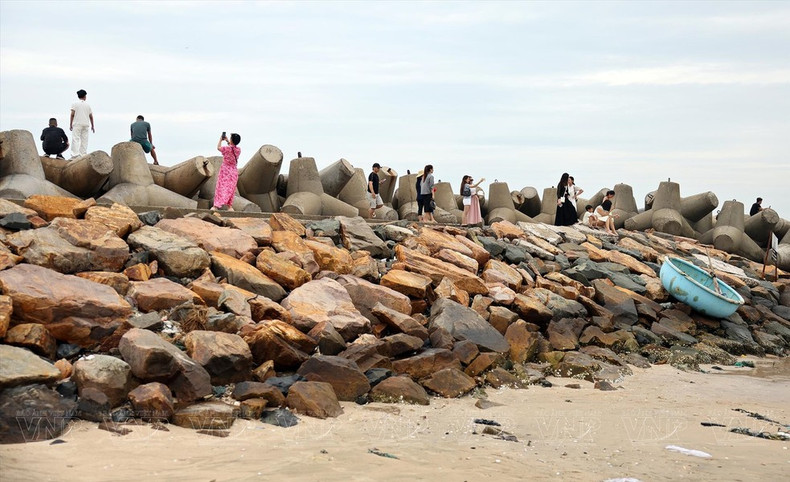 La playa de rocas de Ong Dia se está convirtiendo en un destino favorito de los jóvenes, especialmente de los apasionados por la fotografía.