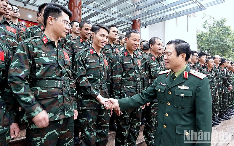 El coronel general Nguyen Tan Cuong, miembro del Comité Central del Partido, jefe del Estado Mayor General del EPV y viceministro de Defensa, saluda a los rescatistas. El coronel general Nguyen Tan Cuong, miembro del Comité Central del Partido, jefe del Estado Mayor General del EPV y viceministro de Defensa, saluda a los rescatistas.