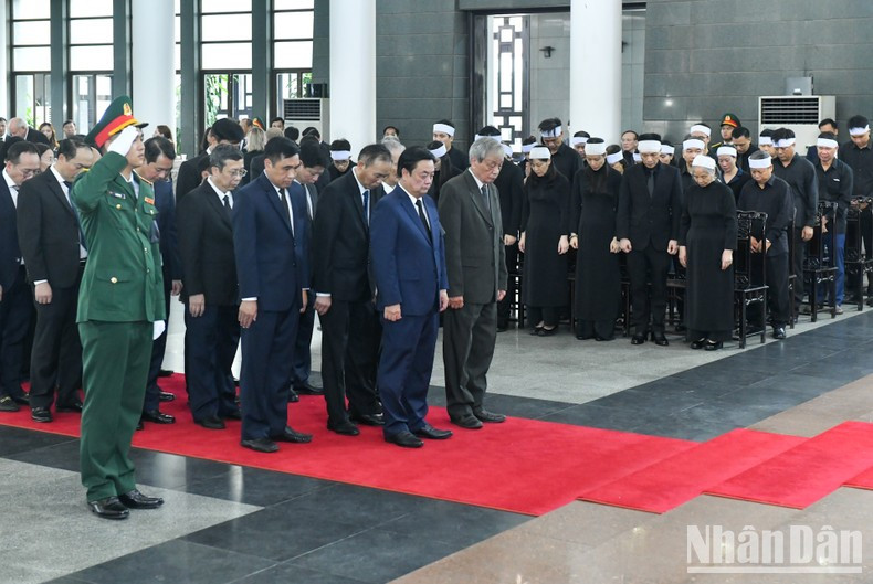 La delegación del Ministerio de Agricultura y Desarrollo Rural rinde homenaje al secretario general Nguyen Phu Trong.