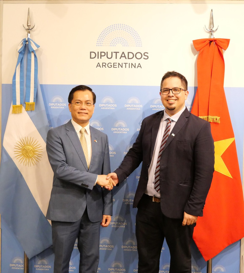 El vicecanciller Ha Kim Ngoc se reúne con el presidente del Grupo Parlamentario de Amistad Argentina-Vietnam, Santiago Pauli. (Fotografía: VNA) El vicecanciller Ha Kim Ngoc se reúne con el presidente del Grupo Parlamentario de Amistad Argentina-Vietnam, Santiago Pauli. (Fotografía: VNA)