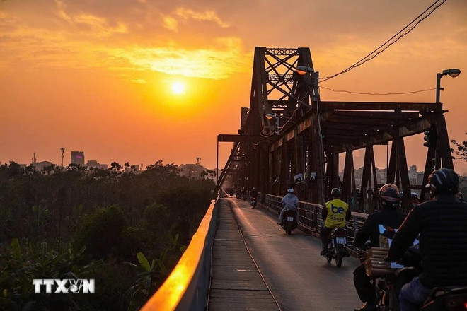 La belleza del puente de Long Bien al atardecer. La belleza del puente de Long Bien al atardecer.