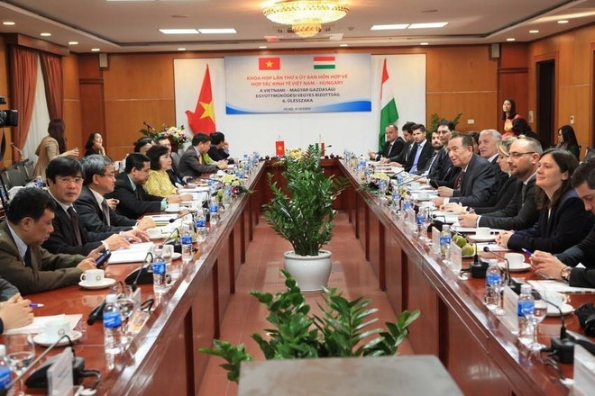 La sexta reunión del Comité Mixto Vietnam-Hungría sobre Cooperación Económica, celebrada en Hanói. (Fotografía: VNA) La sexta reunión del Comité Mixto Vietnam-Hungría sobre Cooperación Económica, celebrada en Hanói. (Fotografía: VNA)