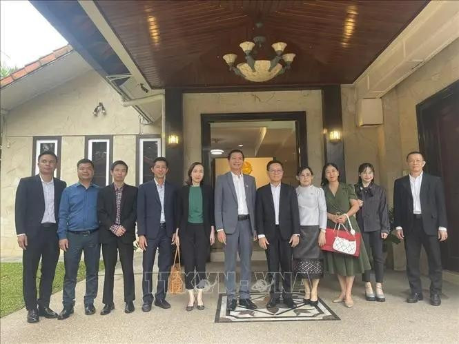 El embajador de Vietnam en Malasia, Dinh Ngoc Linh (centro), y sus acompañantes posan junto a funcionarios de la Embajada de Laos en Malasia. (Fotografía: VNA) El embajador de Vietnam en Malasia, Dinh Ngoc Linh (centro), y sus acompañantes posan junto a funcionarios de la Embajada de Laos en Malasia. (Fotografía: VNA)